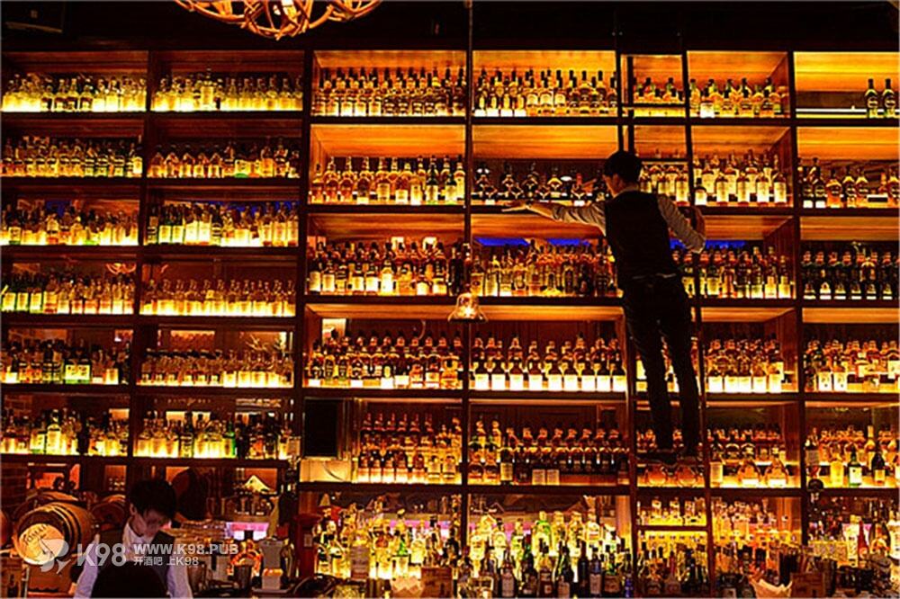 酒吧的酒-酒柜图片